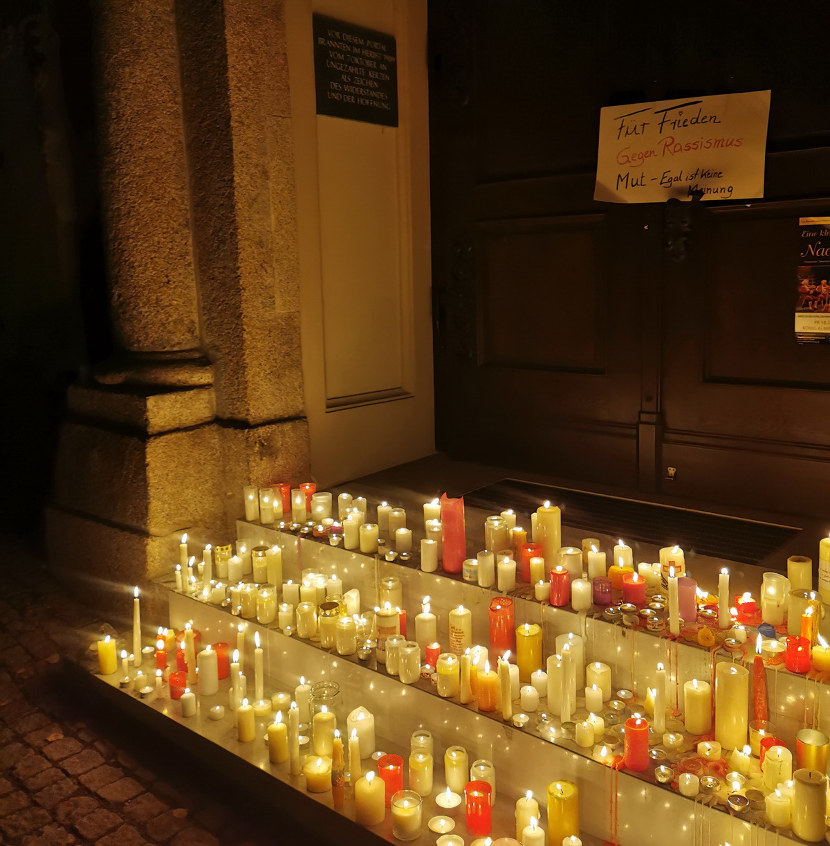 Bild vergrößern: Brennende Kerzen an der Lutherkirche