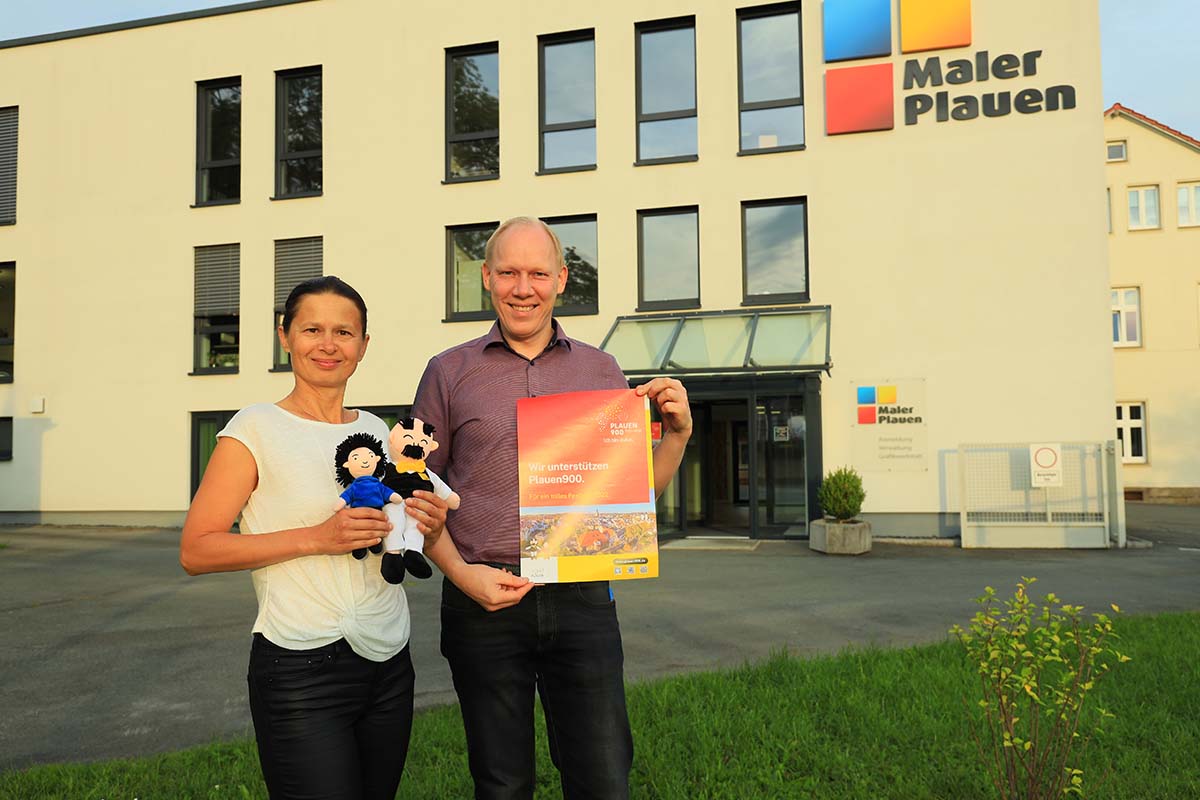 Bild vergrößern: Katja Schmidt und Geschäftsführer Andreas Stephan gemeinsam mit den kuscheligen Plüschfiguren von Vater & Sohn sowie einem Unterstützer-Plakat der Aktion "Ich bin dabei"