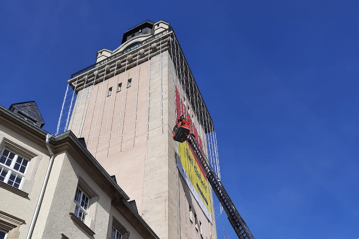 Bild vergrößern: Am Dienstag (12.04.2022) erfolgten die letzen Arbeiten für die Lichtprojektion am Rathausturm.
