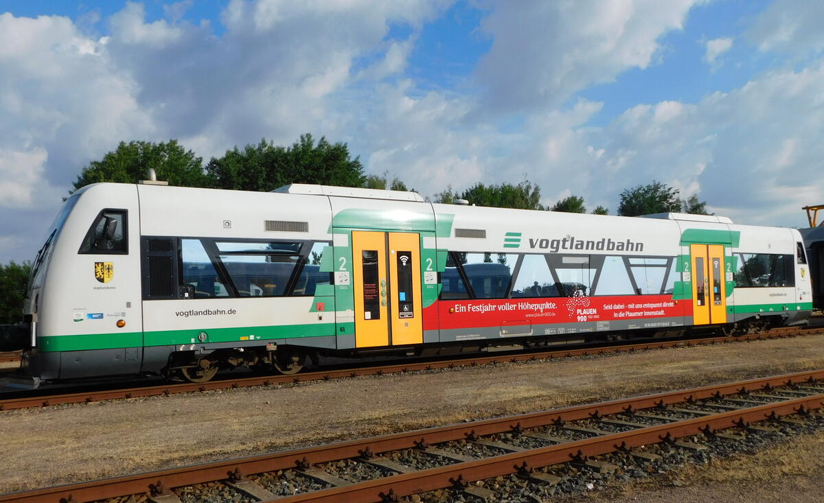 Bild vergrößern: Zug der Vogtlandbahn mit Plauen900-Motiv