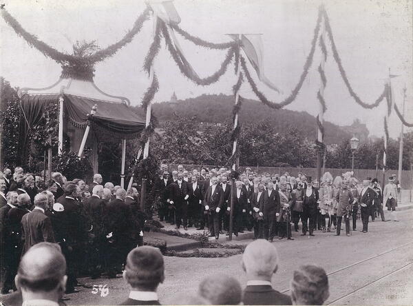 Bild vergrößern: Einweihung der heutigen Friedensbrücke durch den König Friedrich August III. am 24.08.1905