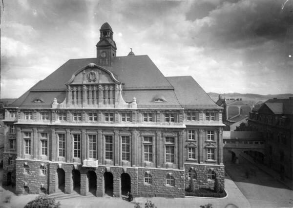 Bild vergrößern: Haupteingang des Neuen Rathauses, vor 1945