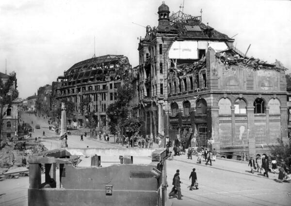 Bild vergrößern: zerstörter Postplatz, 1945