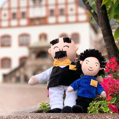 Bild vergrößern: Kuscheltiere "Vater und Sohn" auf dem Altmarkt vor dem Rathaus